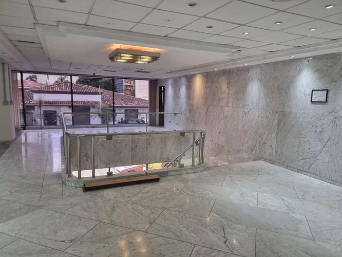 Alquiler de Oficina Comercial en Bella Vista, 717m²