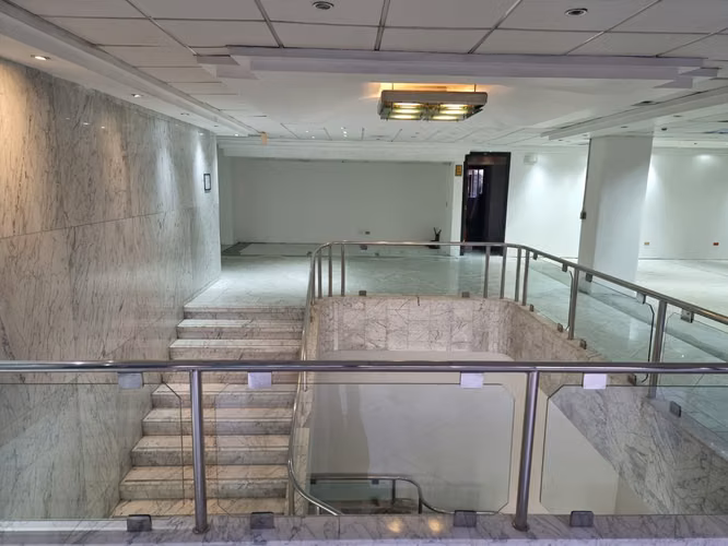 Alquiler de Oficina Comercial en Bella Vista, 717m²