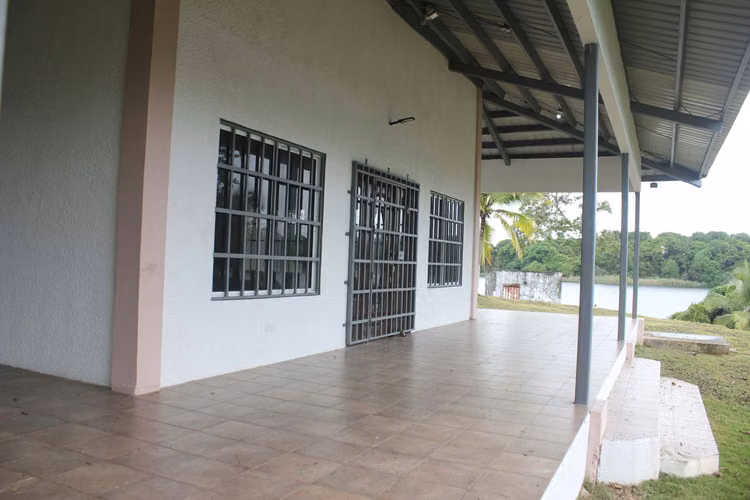 NUEVA PROVIDENCIA COLÓN CASA DE LAGO EN VENTA