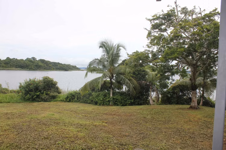 NUEVA PROVIDENCIA COLÓN CASA DE LAGO EN VENTA