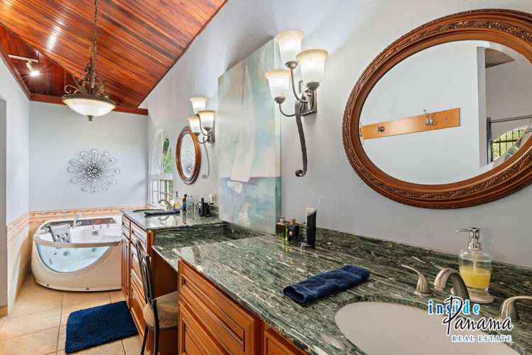 Elegante Casa de Estilo Colonial en Valle Escondido Boquete - Imagen 10