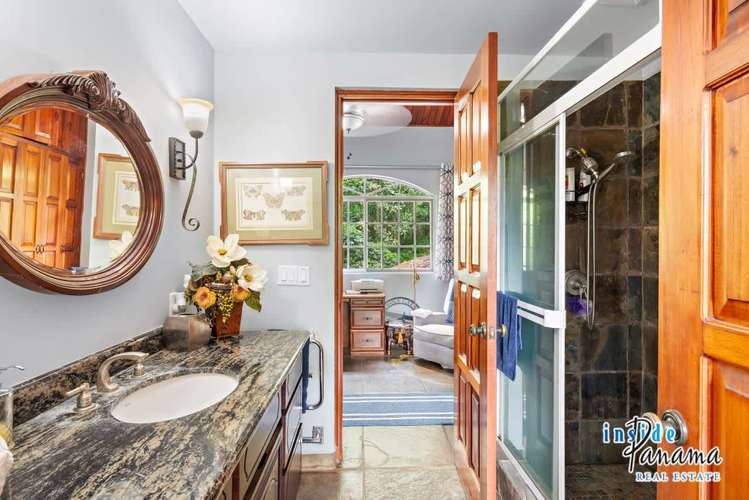 Elegante Casa de Estilo Colonial en Valle Escondido Boquete - Imagen 17