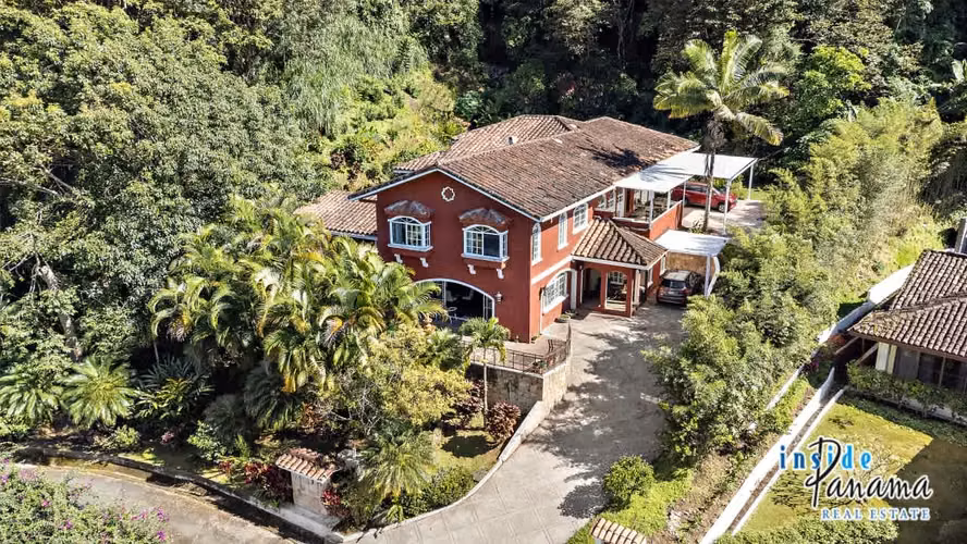 Elegante Casa de Estilo Colonial en Valle Escondido Boquete