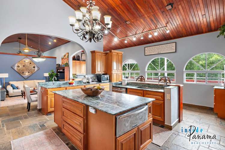 Elegante Casa de Estilo Colonial en Valle Escondido Boquete - Imagen 5