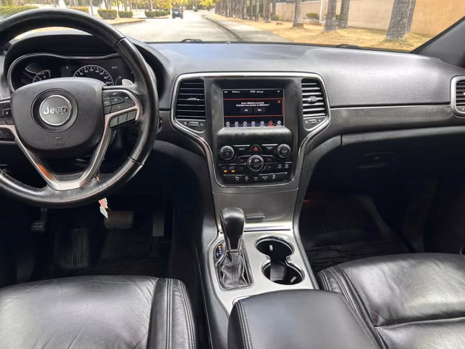 Se vende Jeep Grand Cherokee Laredo 4x4 full extras con 68,000 kms, cuenta con motor V6 3.6L y tracción 4x4 con 290 caballos de fuerza