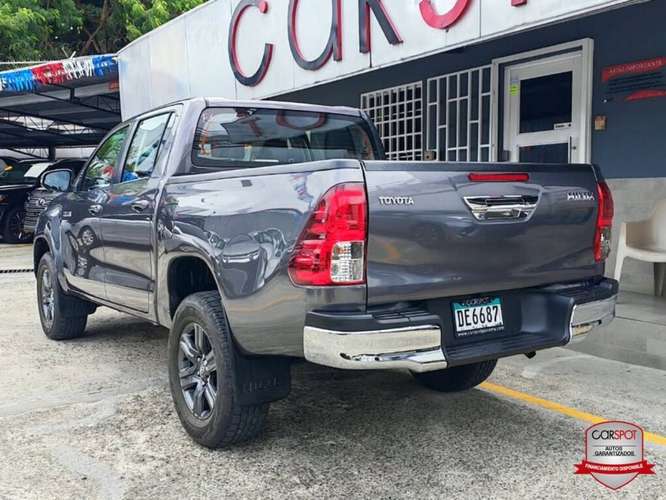 Toyota Hilux automatico 2024