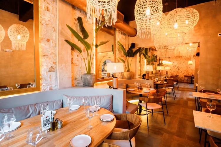 VENTA, RESTAURANTE GOURMET MUY EXITOSO, EN CASCO ANTIGUO