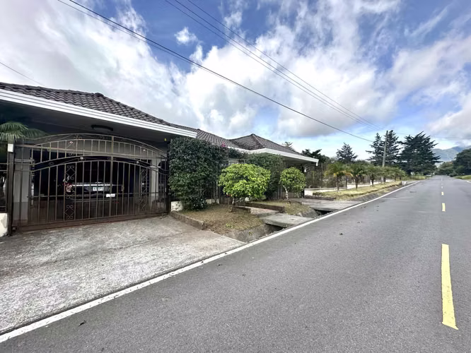 SE VENDE CASA DE ESQUINA EN RESIDENCIAL CÉNTRICO DE VOLCÁN