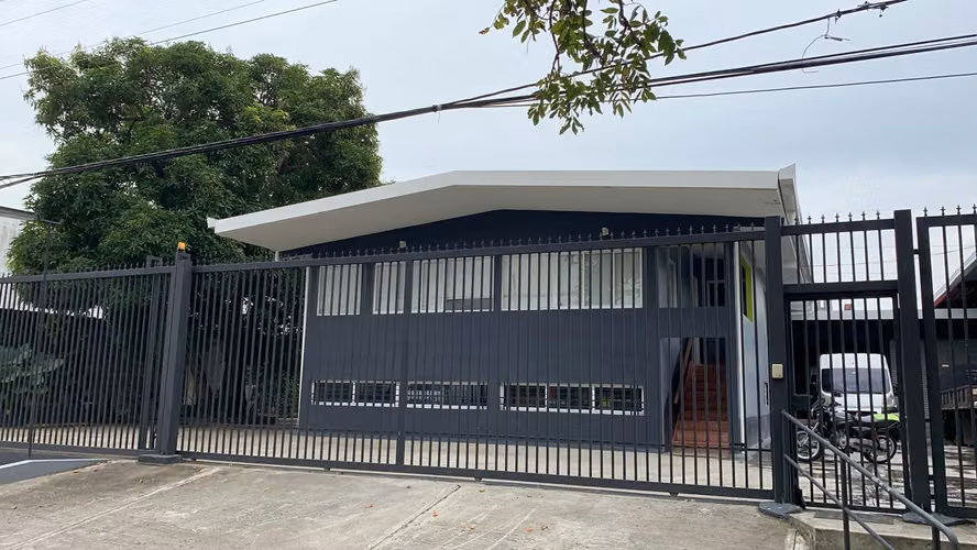 Galera en santa Elena 350 m² | $4,200 3 oficinas
