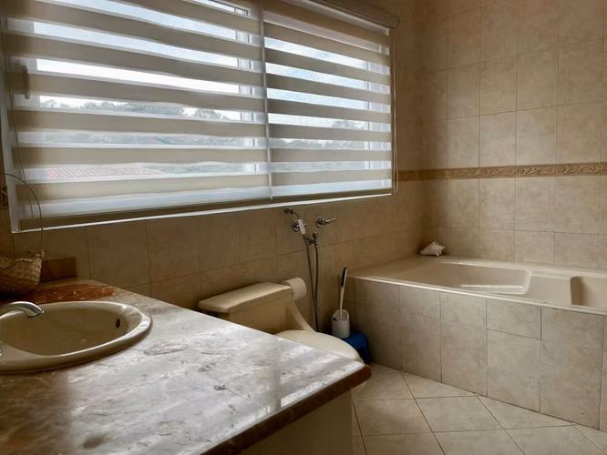 Espacio y Confort en Cada Rincón: Casa en Camino de Cruces amplia Piscina