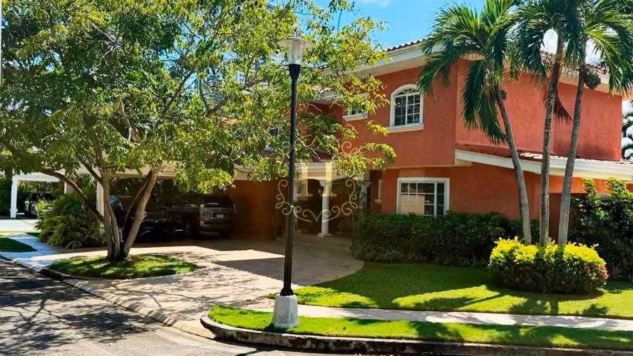 Lujosa Residencia en Costa Serena – Confort, Elegancia y Seguridad - Imagen 2