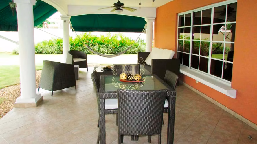 Lujosa Residencia en Costa Serena – Confort, Elegancia y Seguridad - Imagen 11