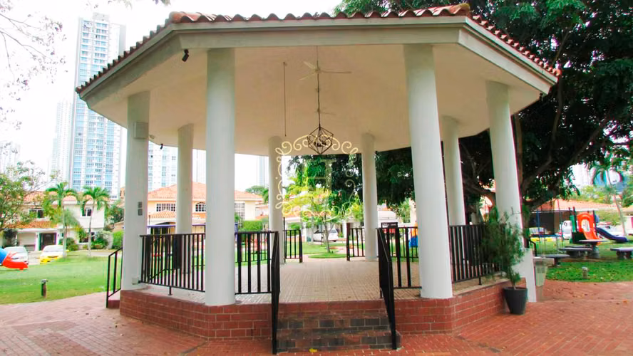 Lujosa Residencia en Costa Serena – Confort, Elegancia y Seguridad - Imagen 9