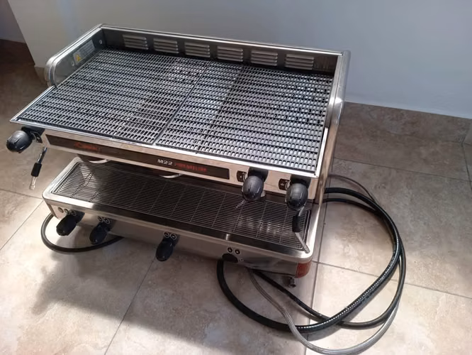 MAQUINA DE CAFE LA CIMBALI $2,300
