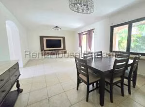 Venta de Casa con 230m2 en Versalles PH Versalles I 26-2093SR
