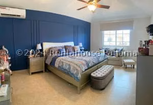 Venta de Casa con 304m2 en Costa del Este PH Palmeras del Este 25-3784SR