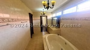 Venta de Casa con 365m2 en Costa del Este PH Costa Dorada 24-7868SR