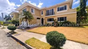 Venta de Casa con 365m2 en Costa del Este PH Costa Dorada 24-7868SR