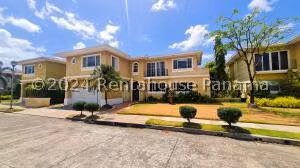 Venta de Casa con 365m2 en Costa del Este PH Costa Dorada 24-7868SR