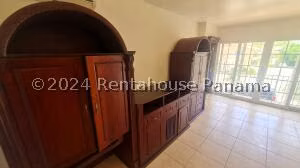 Venta de Casa con 365m2 en Costa del Este PH Costa Dorada 24-7868SR