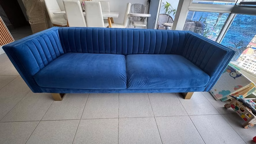 GANGA! Sofá moderno de 3 puestos, en tela velvet base rectangular de acero inoxidable dorada excelente estado