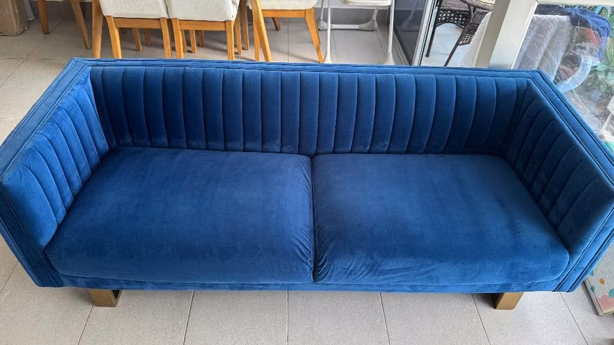 GANGA! Sofá moderno de 3 puestos, en tela velvet base rectangular de acero inoxidable dorada excelente estado - Imagen 4