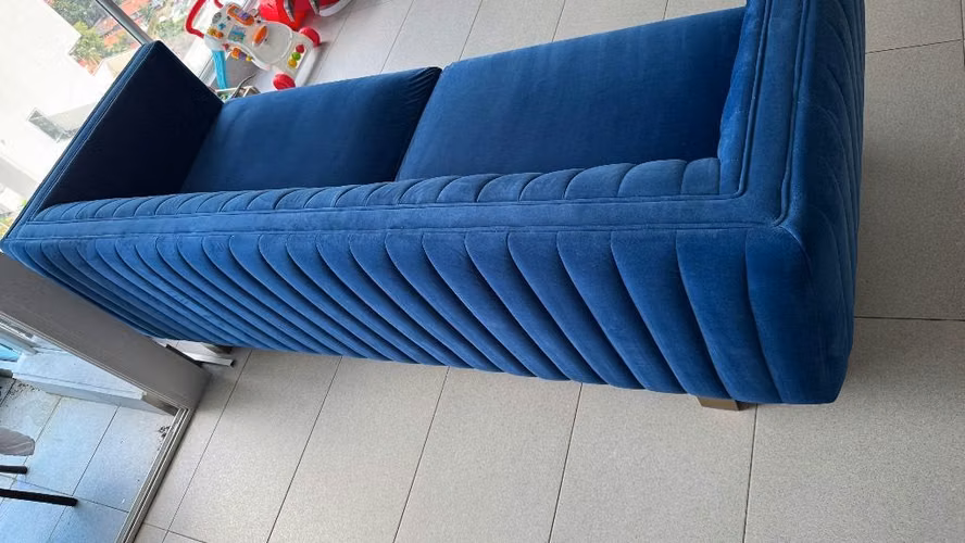 GANGA! Sofá moderno de 3 puestos, en tela velvet base rectangular de acero inoxidable dorada excelente estado - Imagen 3