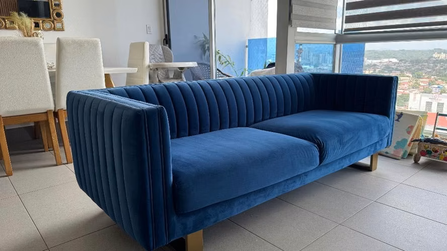GANGA! Sofá moderno de 3 puestos, en tela velvet base rectangular de acero inoxidable dorada excelente estado - Imagen 2
