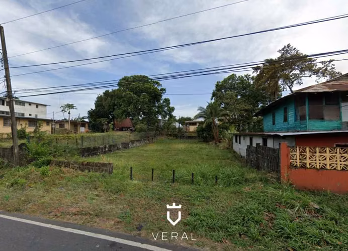 Se vende terreno comercial de 600m2 en Parque Lefevre (AB)
