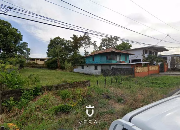 Se vende terreno comercial de 600m2 en Parque Lefevre (AB)