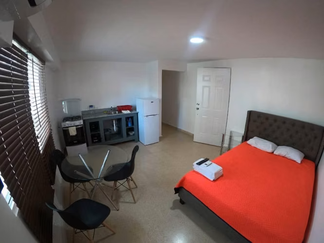 ALQUILERES MENSUALES, HAB ESTUDIOS PRIVADOS, BAÑO, PARKING, TODOS LOS SERVICIOS INCLUIDOS.