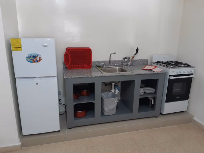 ALQUILERES MENSUALES, HAB ESTUDIOS PRIVADOS, BAÑO, PARKING, TODOS LOS SERVICIOS INCLUIDOS.