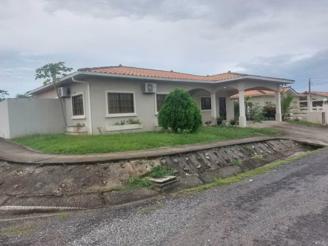 Casa en Venta en Paseo del Río, Penonomé — ¡Lista para mudarse!