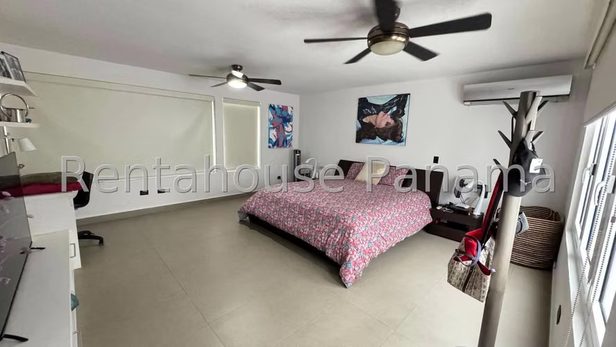 Vendo Casa Remodelada en Obarrio 26-3561GG
