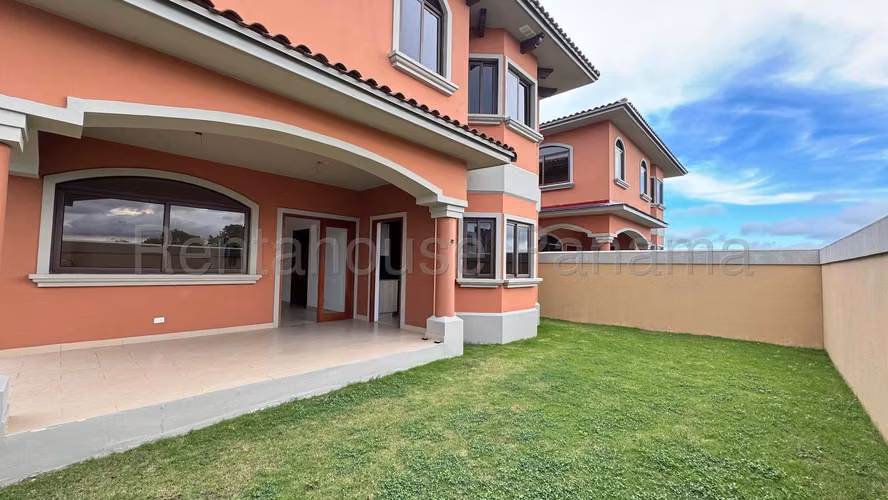 Vendo Casa a Estrenar Modelo Miranda en PH El Doral, Costa Sur 24-2108GG