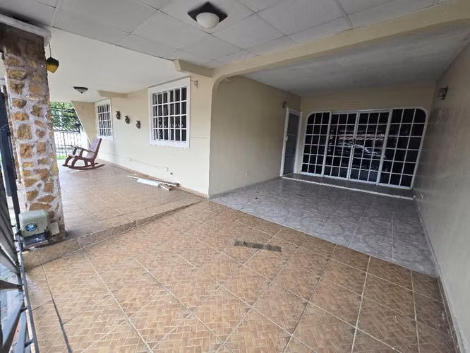 VENDO CASA ESQUINA ROMERAL CHANIS