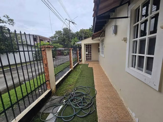 VENDO CASA ESQUINA ROMERAL CHANIS