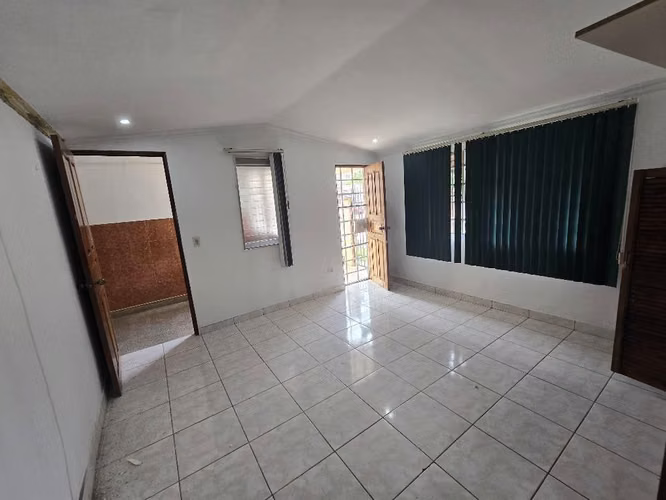 VENDO CASA ESQUINA ROMERAL CHANIS