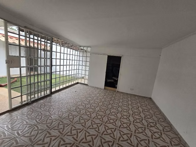VENDO CASA ESQUINA ROMERAL CHANIS
