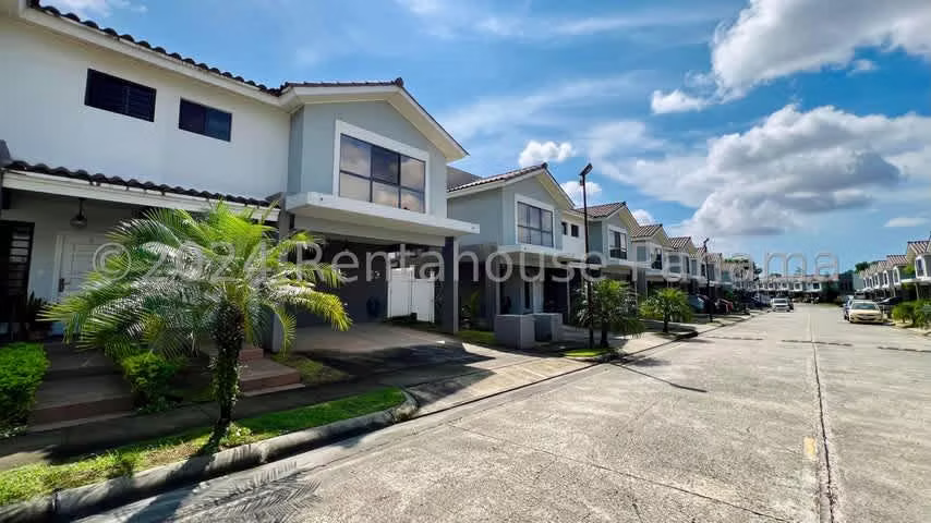 Venta de Casa en Aventura Brisas del golf ii