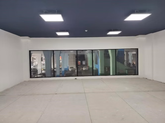 ALQUILER LOCAL COMERCIAL EN PLAZA CHANIS (DB)