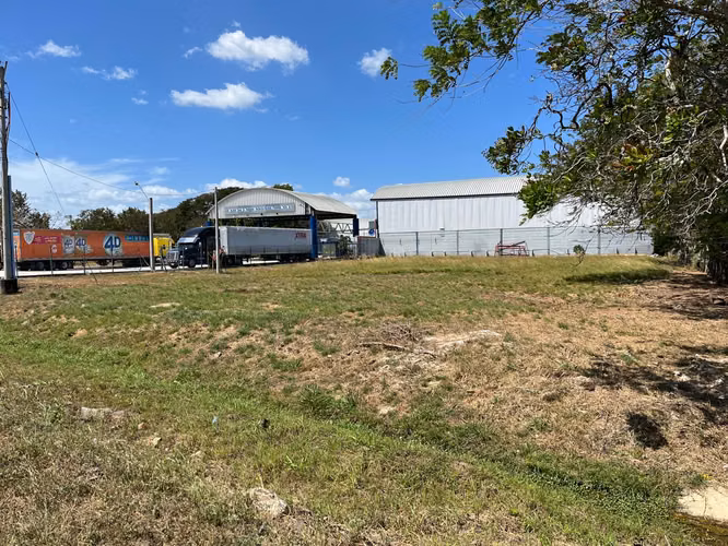 SE VENDE TERRENO  FRENTE A OFIDEPOSITOS CENTRAL PARK (INTERAMERICANA)