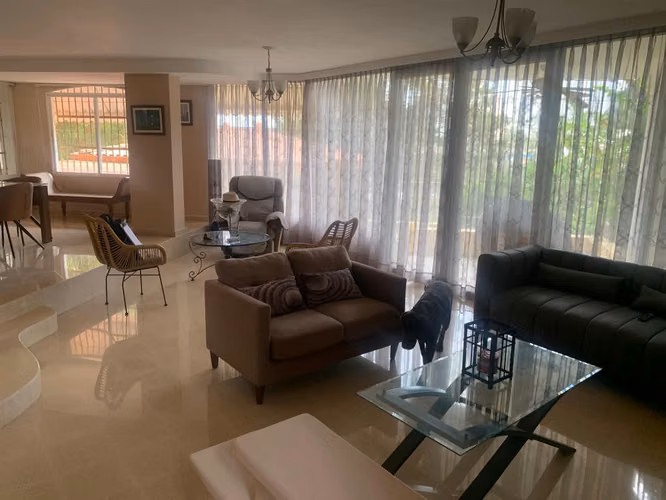 Para vivir o negocio, casa de 2 pisos ubicada en Villa de las Fuentes 2