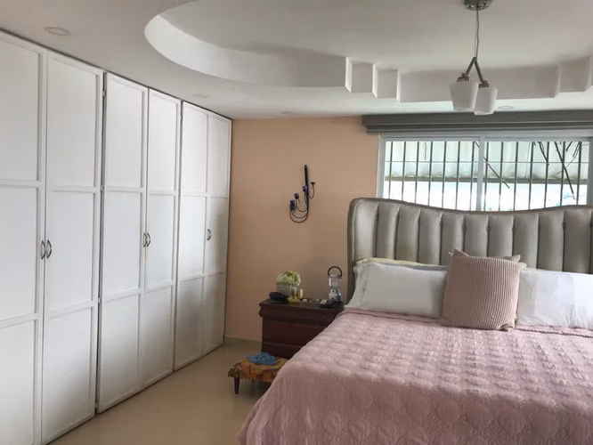 Para vivir o negocio, casa de 2 pisos ubicada en Villa de las Fuentes 2