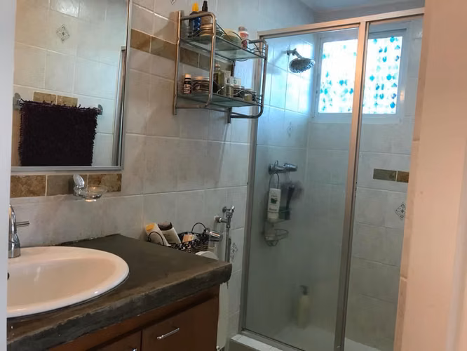 Para vivir o negocio, casa de 2 pisos ubicada en Villa de las Fuentes 2
