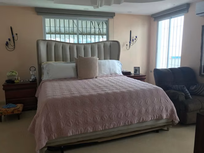 Para vivir o negocio, casa de 2 pisos ubicada en Villa de las Fuentes 2
