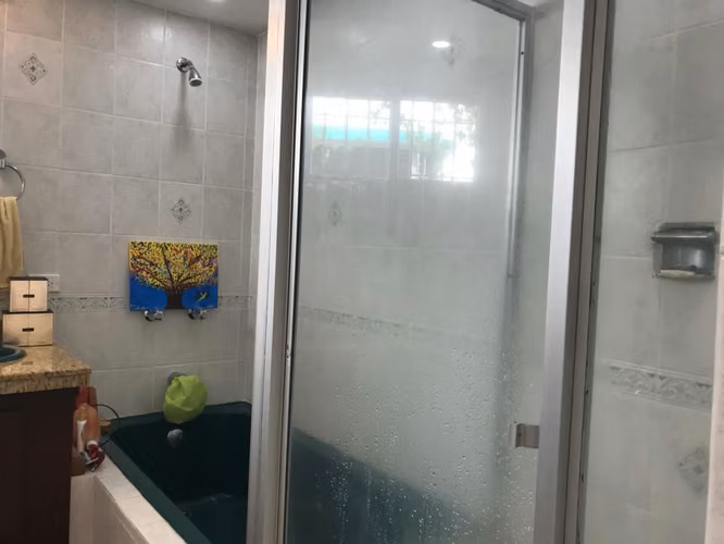 Para vivir o negocio, casa de 2 pisos ubicada en Villa de las Fuentes 2