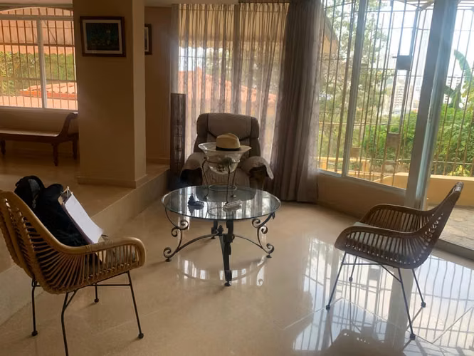 Para vivir o negocio, casa de 2 pisos ubicada en Villa de las Fuentes 2