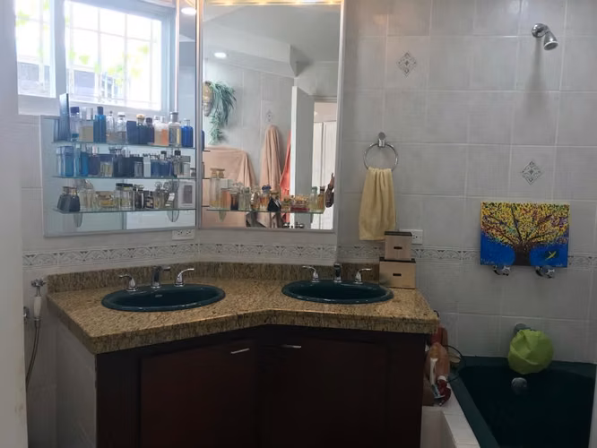 Para vivir o negocio, casa de 2 pisos ubicada en Villa de las Fuentes 2