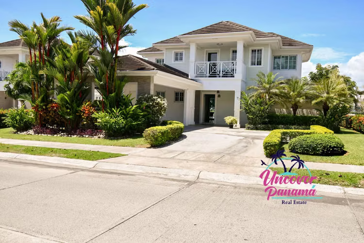 Casa moderna en venta en Bijao, Quarry Heights, Río Hato | Piscina  privada y bohío